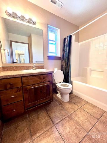 322 Linden Ave, Twin Falls, ID 83301