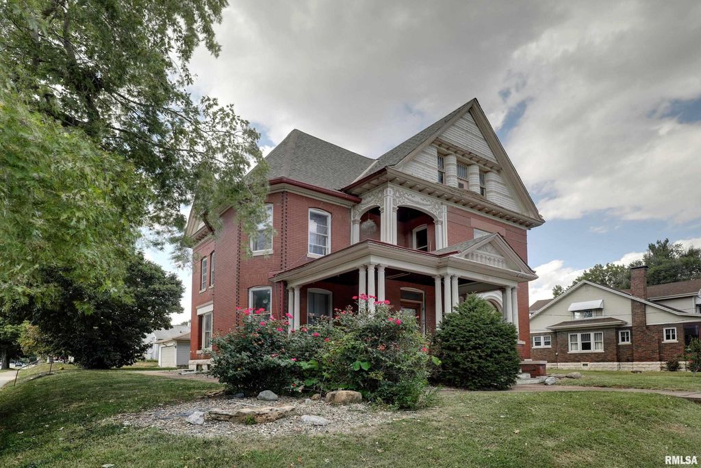 1038 S 12TH Street, Quincy, IL 62301