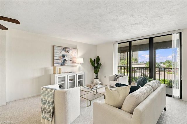 11030 Gulf Shore DR 104, Naples, FL 34108