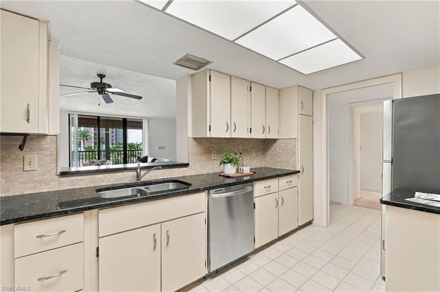 11030 Gulf Shore DR 104, Naples, FL 34108