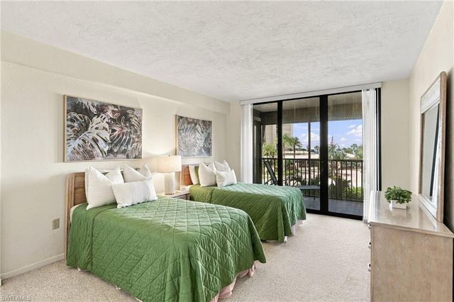 11030 Gulf Shore DR 104, Naples, FL 34108