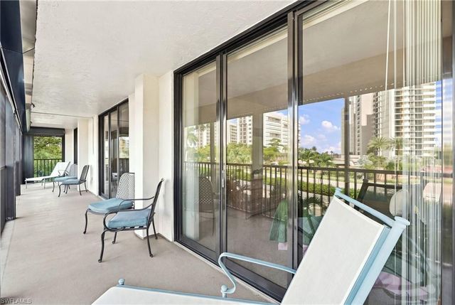 11030 Gulf Shore DR 104, Naples, FL 34108