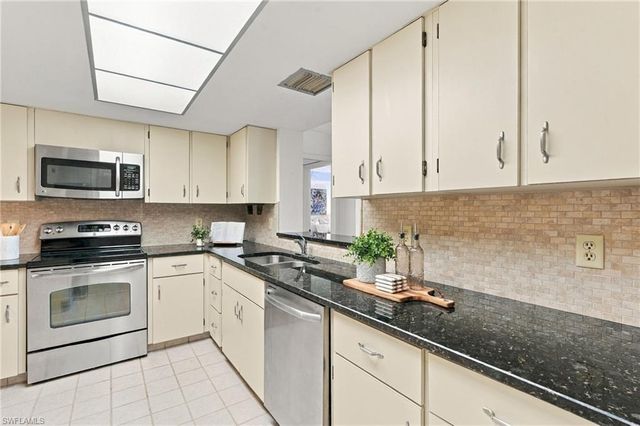 11030 Gulf Shore DR 104, Naples, FL 34108