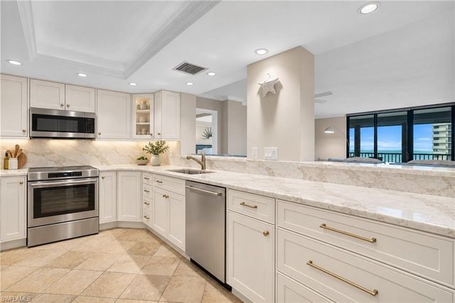 11030 Gulf Shore DR 104, Naples, FL 34108