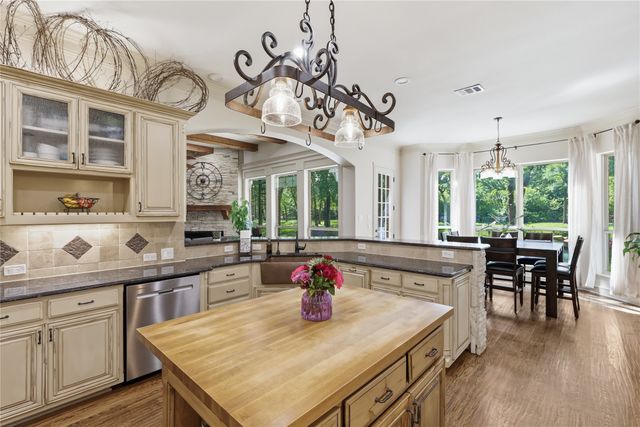 8220 Plum Creek Trail, Burleson, TX 76028