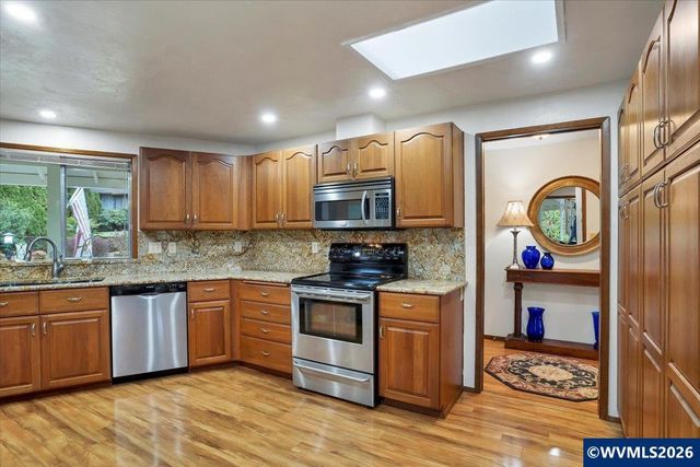 989 SW Hunter St, Dallas, OR 97338