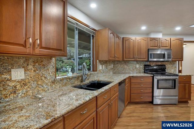 989 SW Hunter St, Dallas, OR 97338