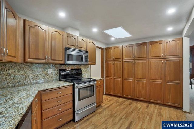 989 SW Hunter St, Dallas, OR 97338