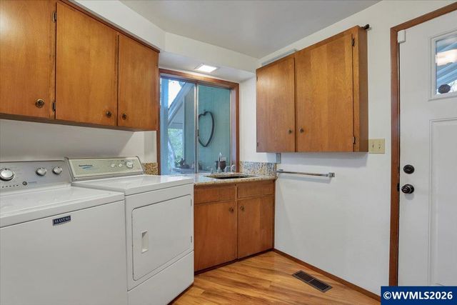 989 SW Hunter St, Dallas, OR 97338