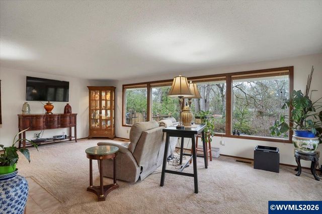 989 SW Hunter St, Dallas, OR 97338