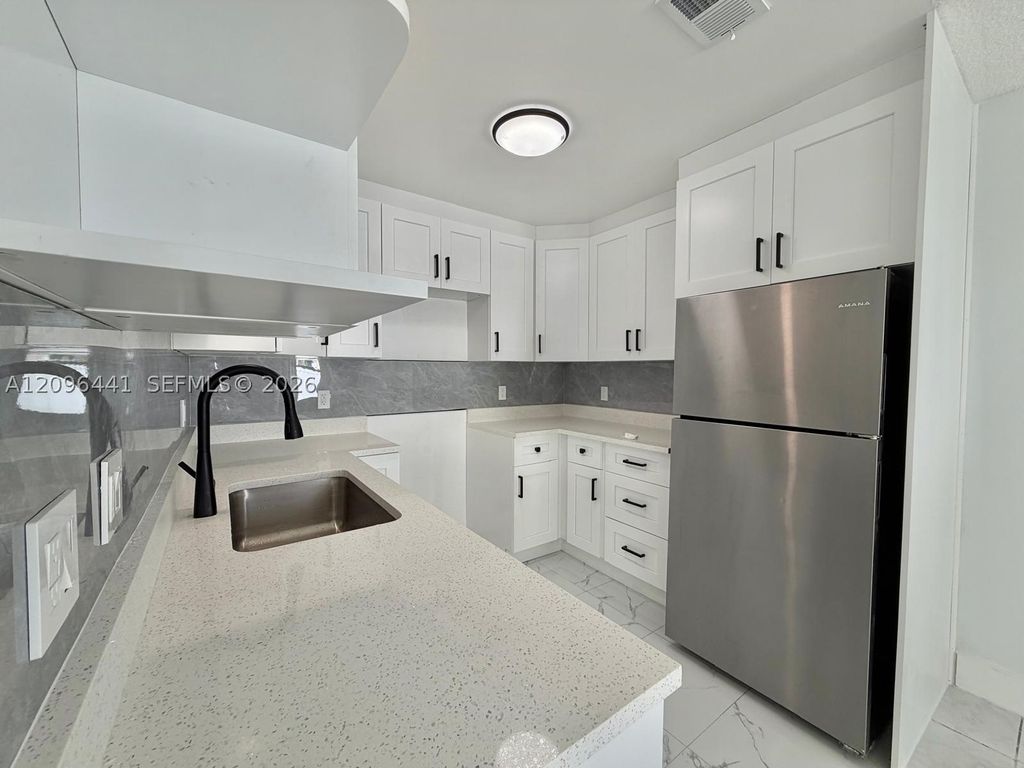 797 Crystal Lake Dr 797, Deerfield Beach, FL 33064