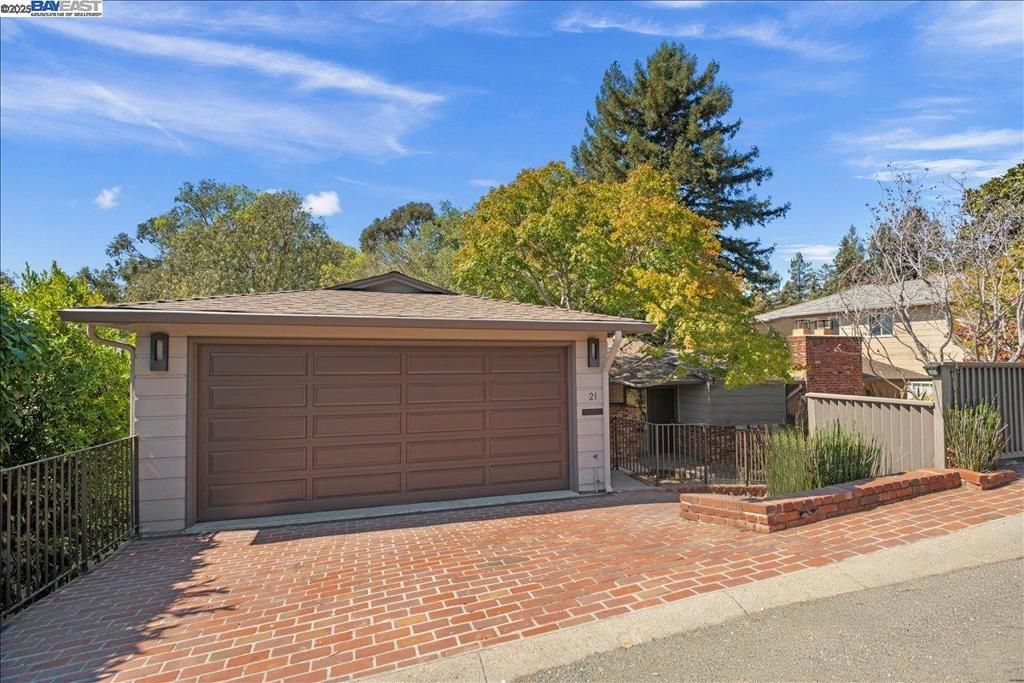 21 Tyson Cir, Piedmont, CA 94611