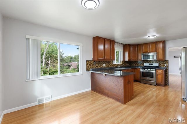 10621 Rebecca Drive, St Louis, MO 63128