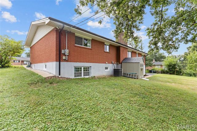 10621 Rebecca Drive, St Louis, MO 63128