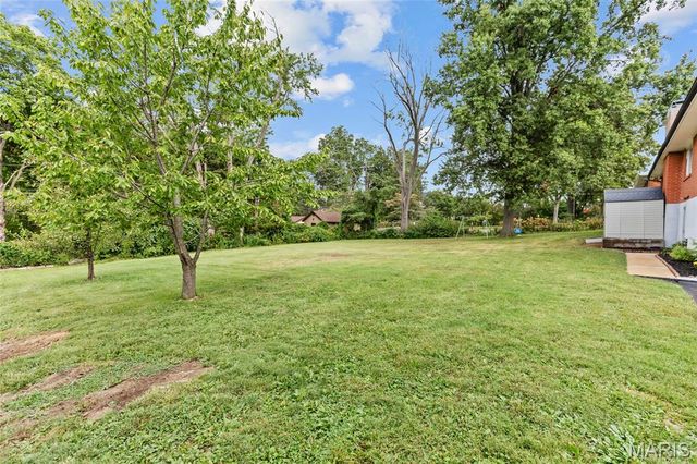 10621 Rebecca Drive, St Louis, MO 63128
