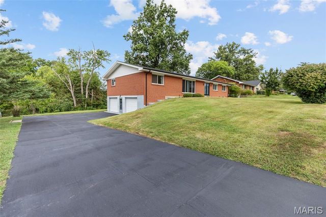 10621 Rebecca Drive, St Louis, MO 63128