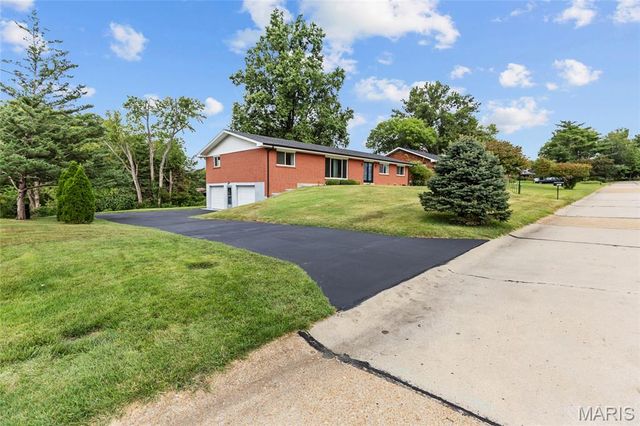 10621 Rebecca Drive, St Louis, MO 63128