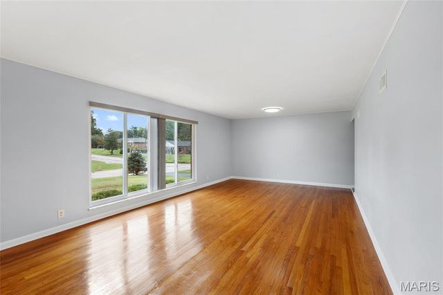 10621 Rebecca Drive, St Louis, MO 63128