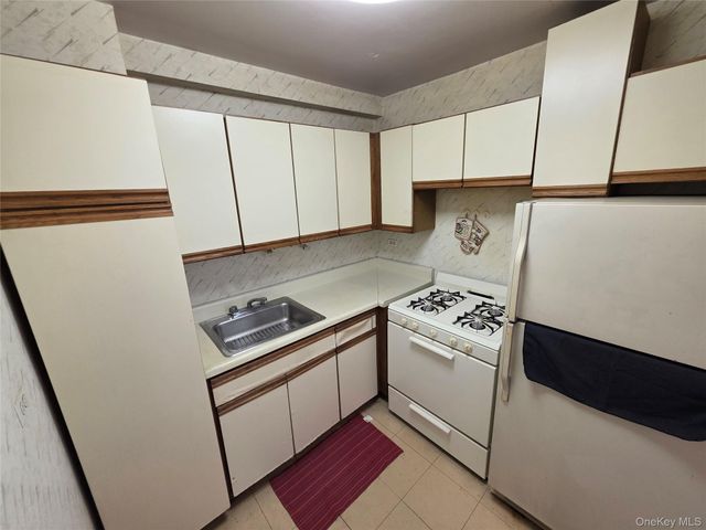 8515 Main Street 10S, Briarwood, NY 11435