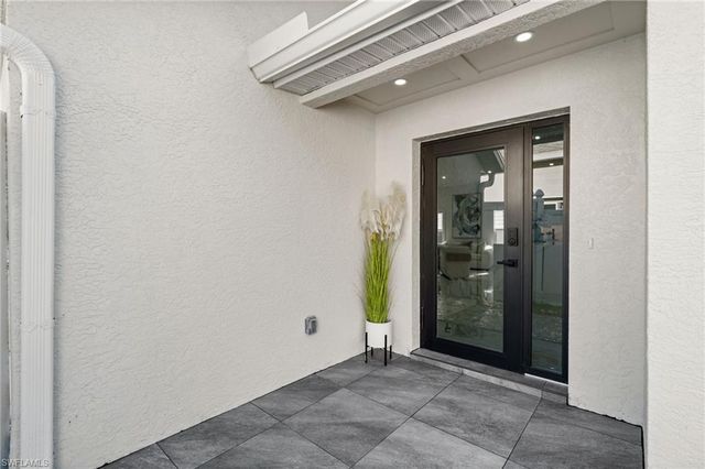 1046 Silverstrand DR, Naples, FL 34110