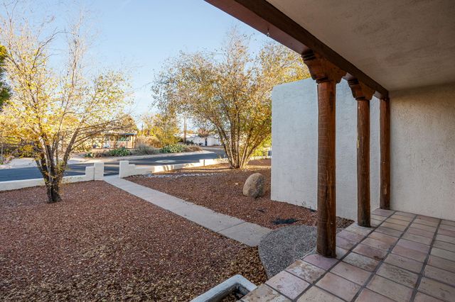 701 Laguayra Drive NE, Albuquerque, NM 87108