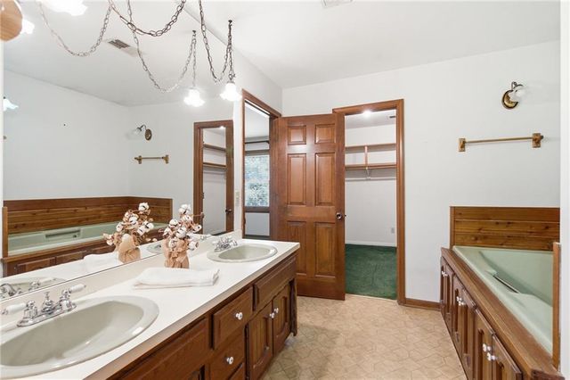 20208 S Bridle Lane, Peculiar, MO 64078
