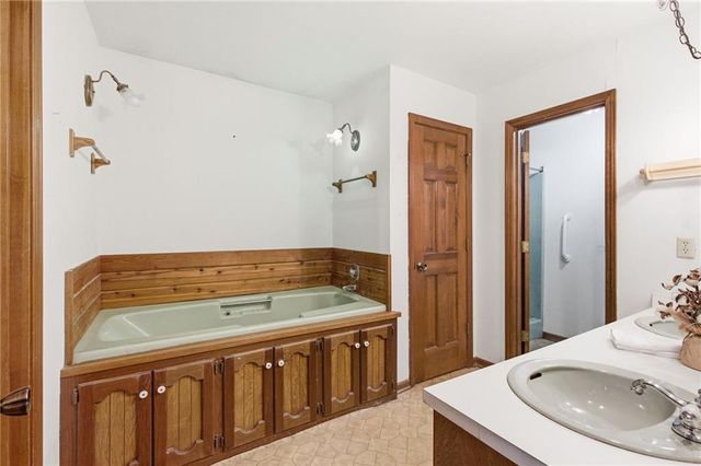 20208 S Bridle Lane, Peculiar, MO 64078