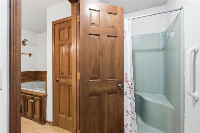 20208 S Bridle Lane, Peculiar, MO 64078
