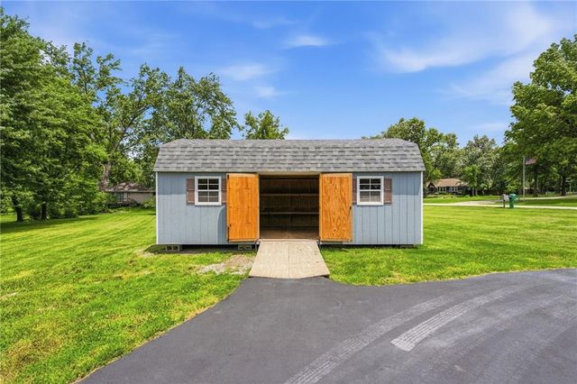 20208 S Bridle Lane, Peculiar, MO 64078
