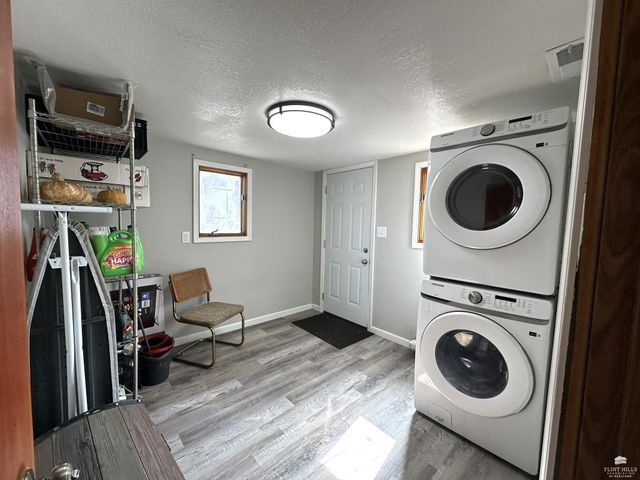 561 Zeandale, Manhattan, KS 66502