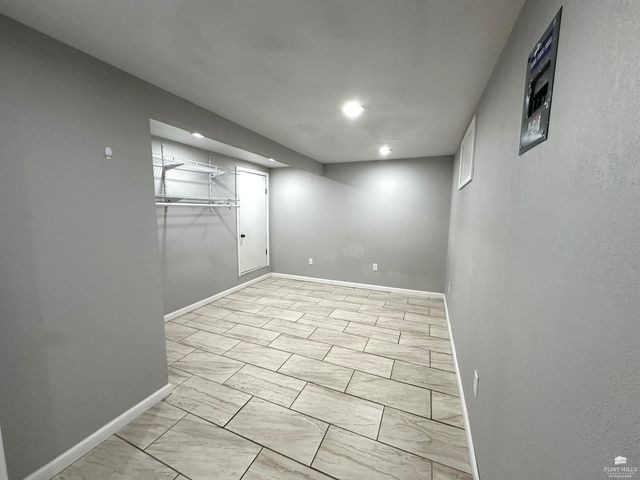 561 Zeandale, Manhattan, KS 66502