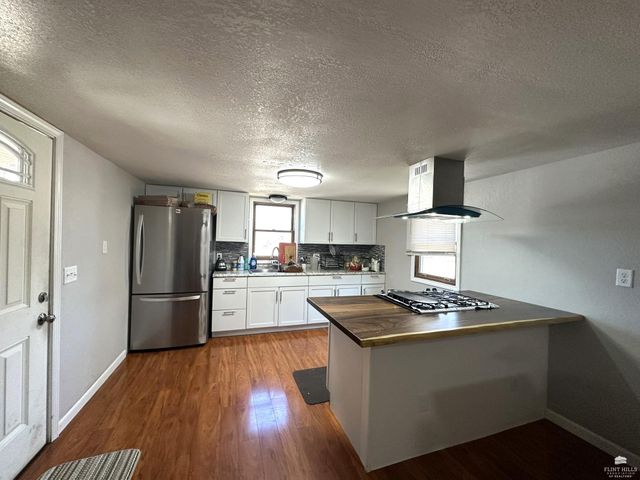 561 Zeandale, Manhattan, KS 66502