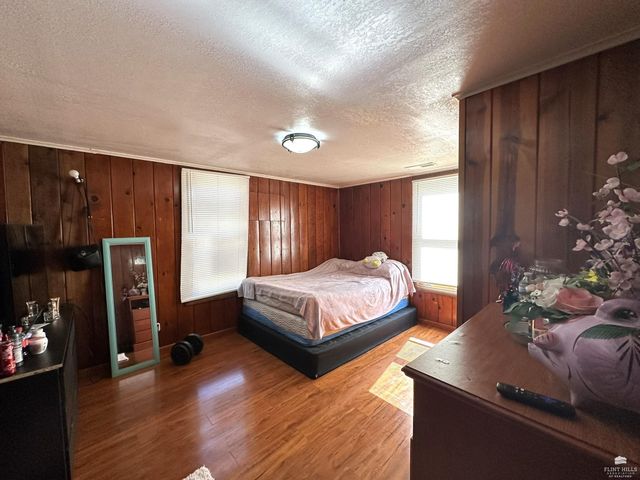 561 Zeandale, Manhattan, KS 66502