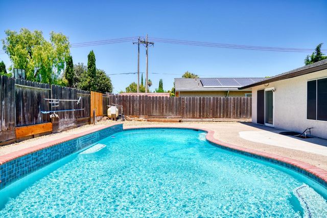 1059 Souza Blvd, Manteca, CA 95336