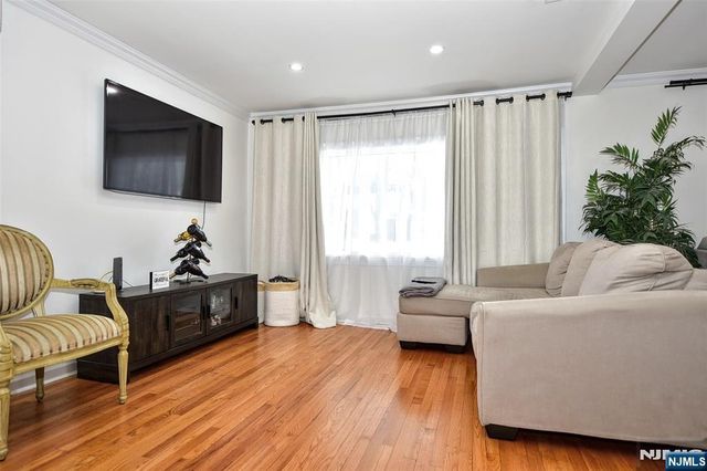 53 Lockwood Drive, Waldwick, NJ 07463