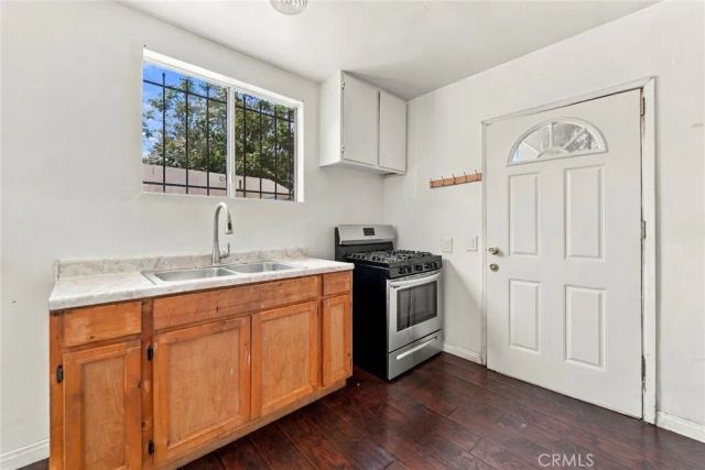 215 76th Place, Los Angeles, CA 90003