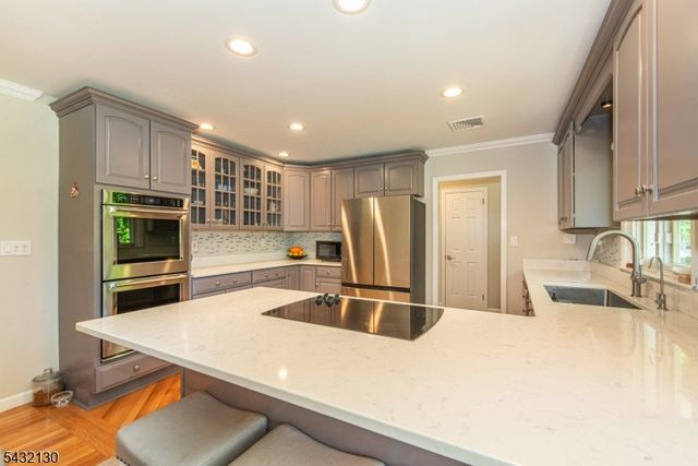 77 Hanover Rd, Mountain Lakes Boro, NJ 07046