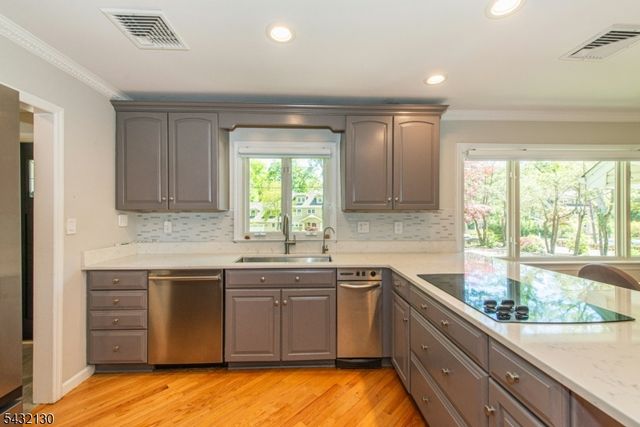 77 Hanover Rd, Mountain Lakes Boro, NJ 07046