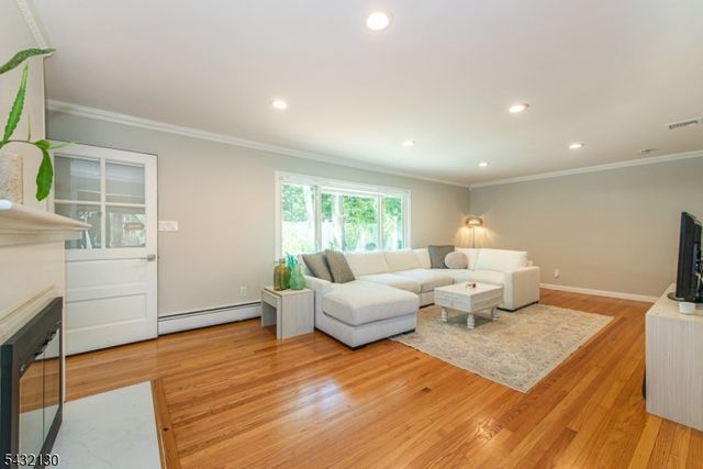 77 Hanover Rd, Mountain Lakes Boro, NJ 07046