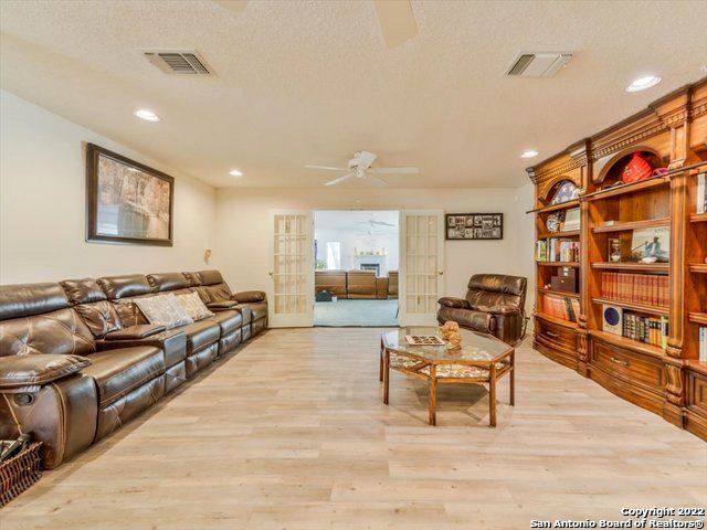 5256 HICKORY FORREST DR, Seguin, TX 78155