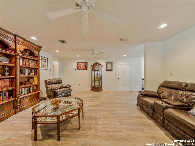 5256 HICKORY FORREST DR, Seguin, TX 78155