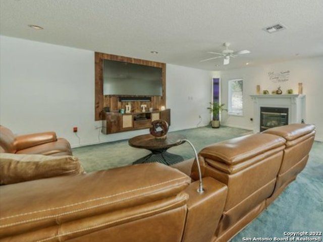 5256 HICKORY FORREST DR, Seguin, TX 78155
