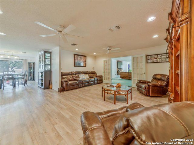 5256 HICKORY FORREST DR, Seguin, TX 78155