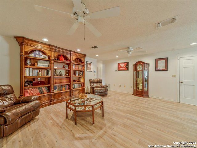 5256 HICKORY FORREST DR, Seguin, TX 78155