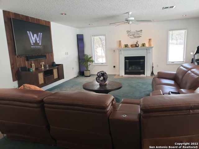 5256 HICKORY FORREST DR, Seguin, TX 78155