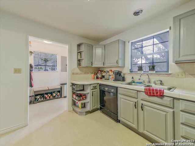 5256 HICKORY FORREST DR, Seguin, TX 78155