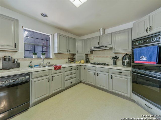 5256 HICKORY FORREST DR, Seguin, TX 78155