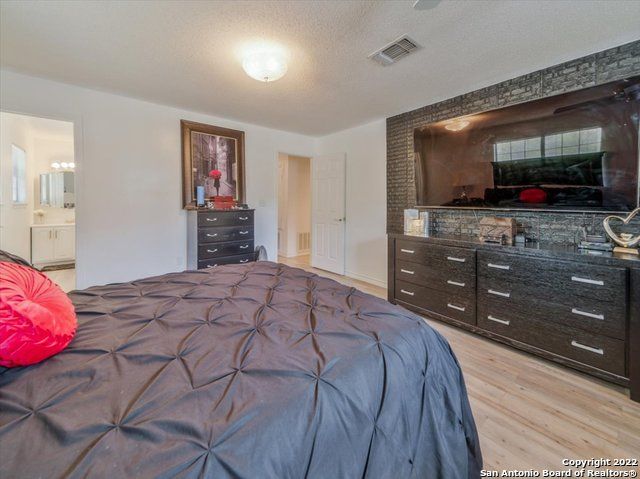 5256 HICKORY FORREST DR, Seguin, TX 78155