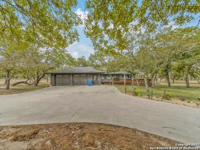 5256 HICKORY FORREST DR, Seguin, TX 78155