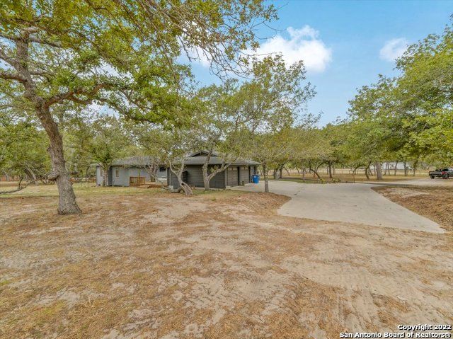 5256 HICKORY FORREST DR, Seguin, TX 78155